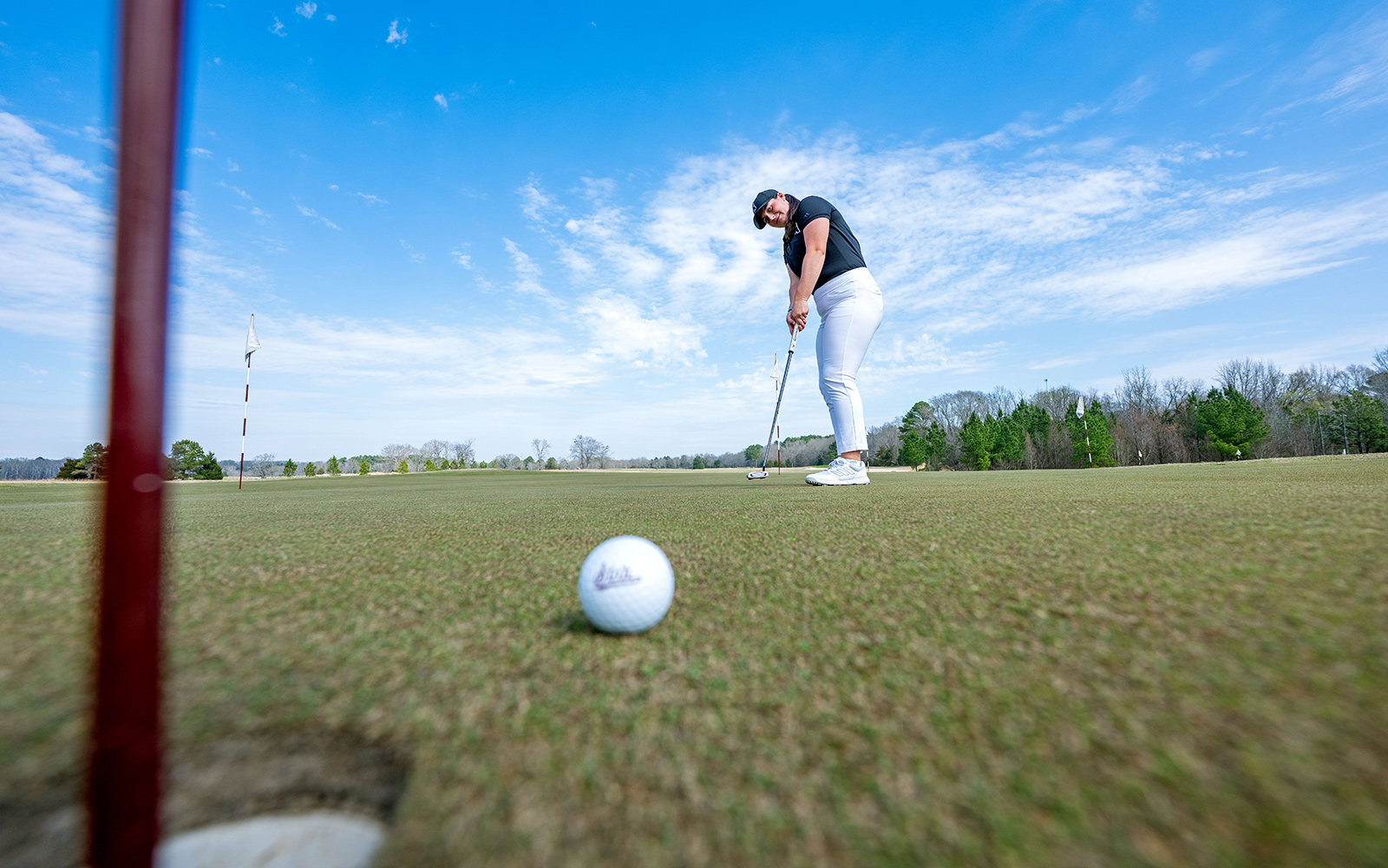 Avery Weed making a putt